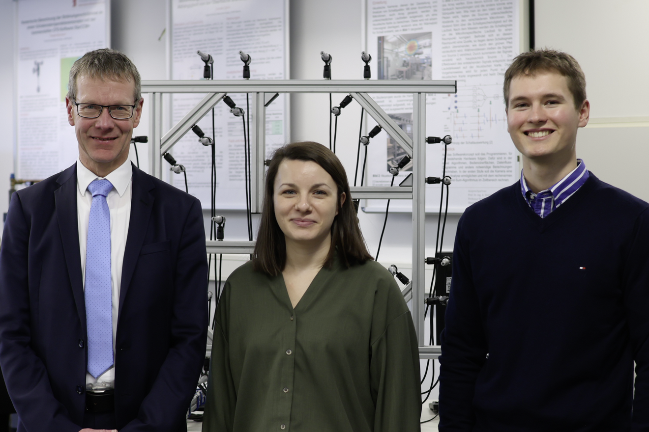 Foto mit 3 Personen - Studiengangsleitung, Praxisvertreterin und Studierenden des Studiengangs Maschinenbau