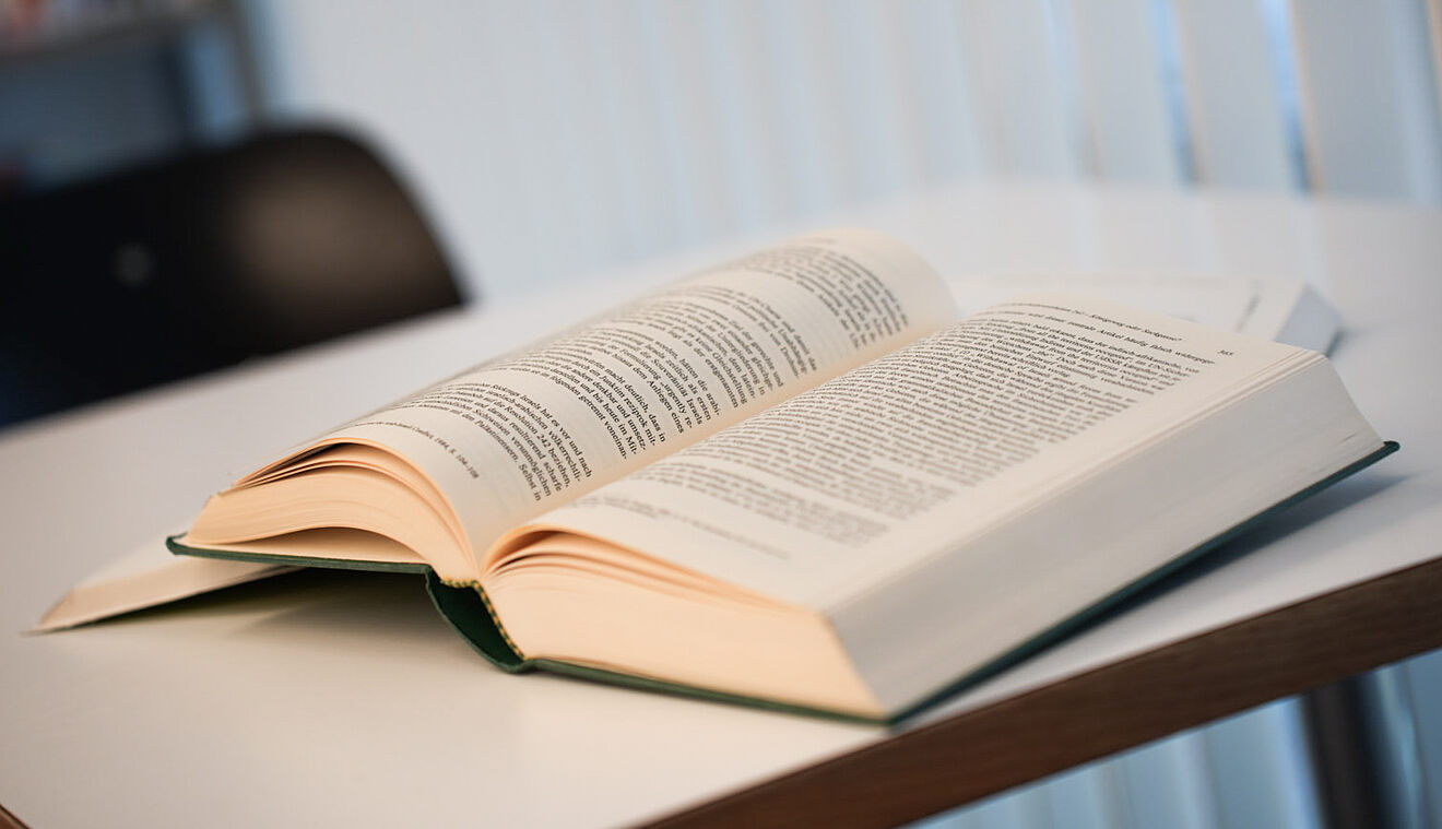 Foto von einem aufgeschlagenen Buch