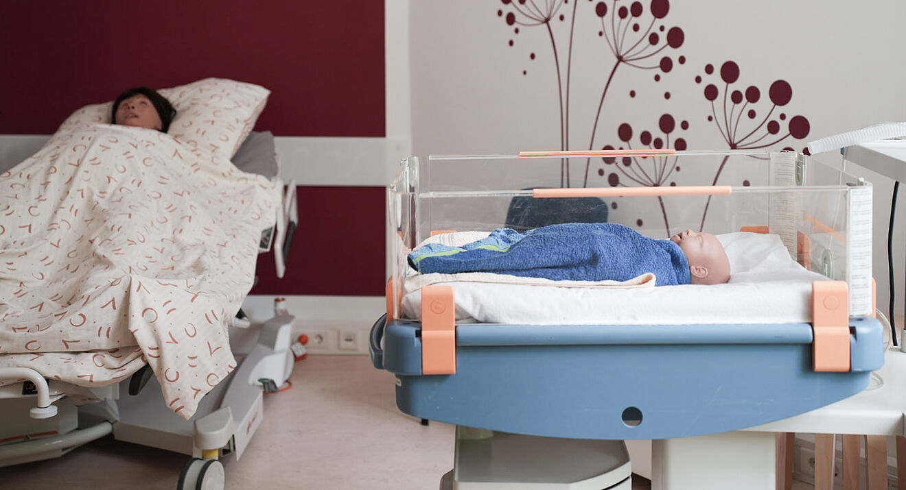 Skills Lab Hebammenwissenschaft mit Puppen von Baby und schwangerer Frau