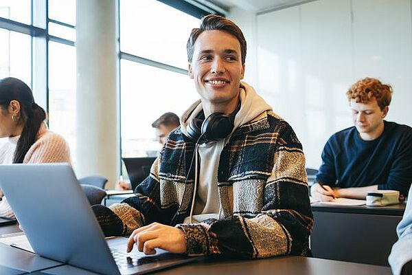 Foto von Studierenden am Laptop