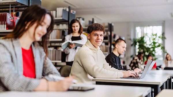Studierende in der Bibliothek