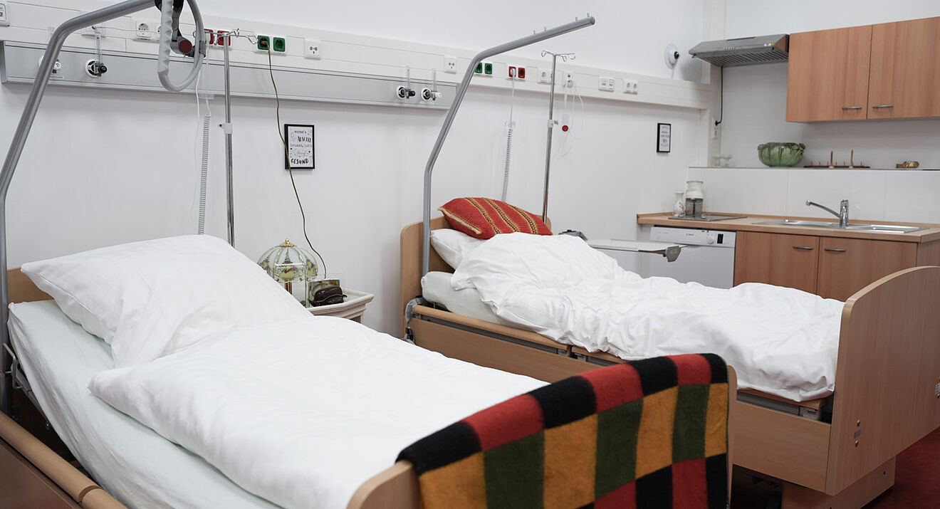 Skills Lab Pflege mit zwei Krankenhausbetten
