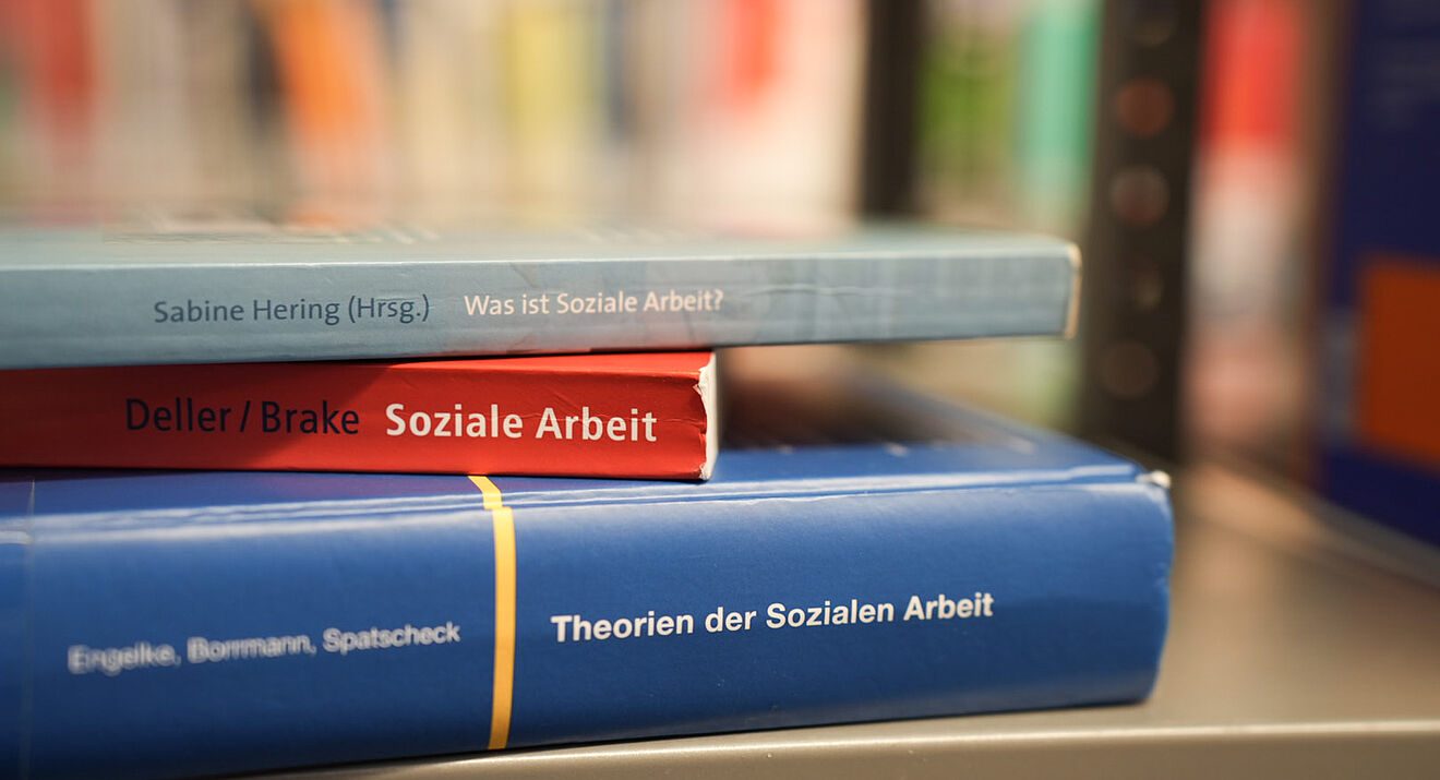 Stapel mit Büchern zur sozialen Arbeit