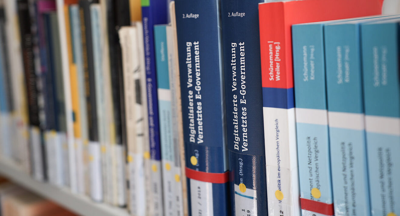 Bücherreihe Bibliothek mit Büchern zur Digitalisierten Verwaltung