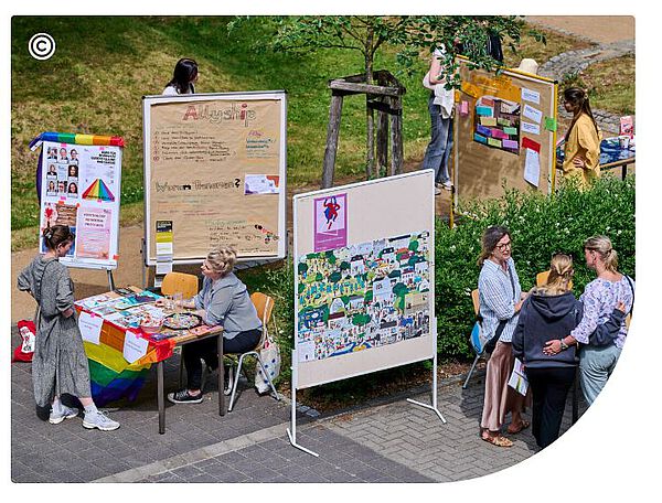 Foto von Infoständen auf dem Gelände der KHSB