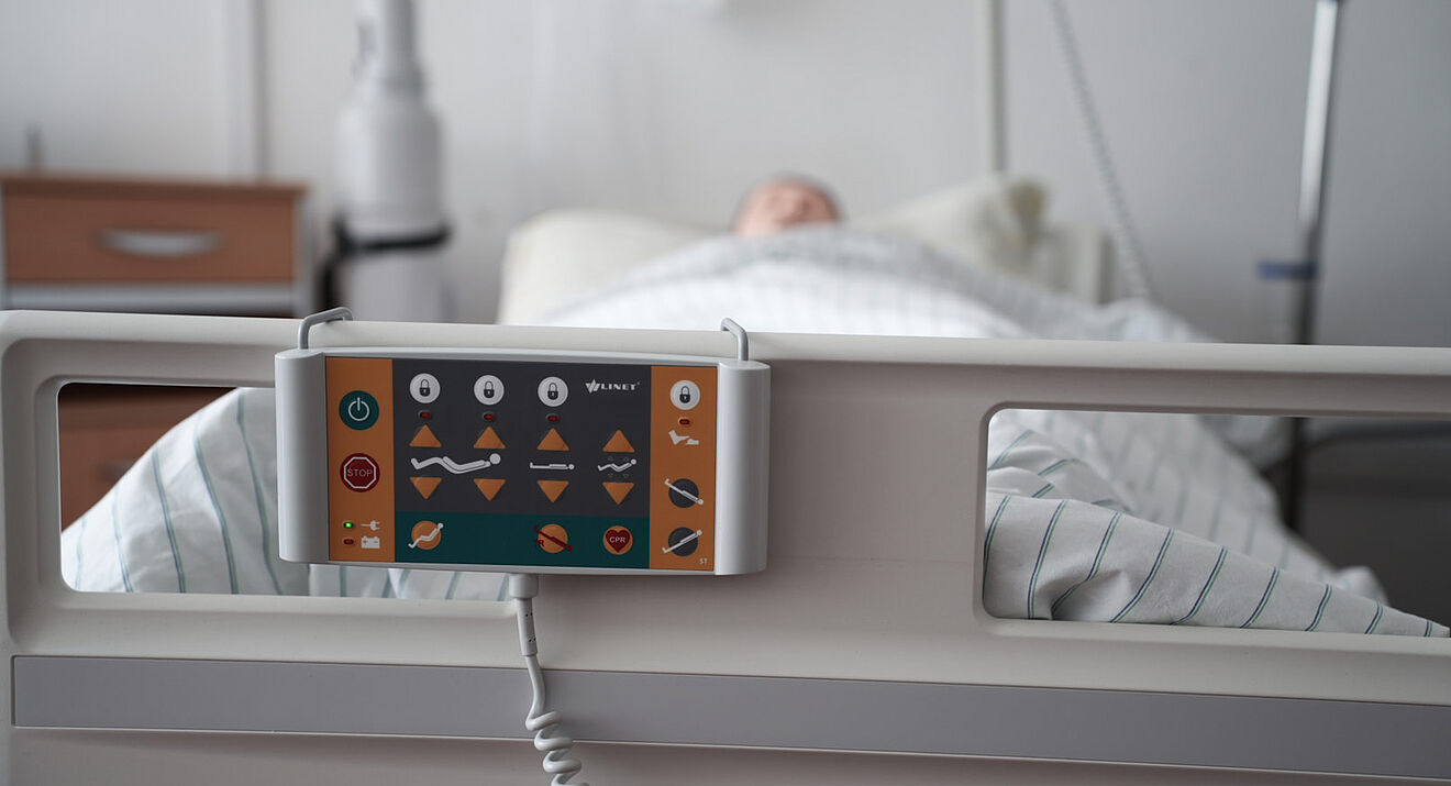 Krankenhausbett mit Pflegepuppe im Skills Lab