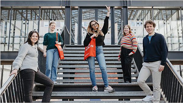 Foto mit Studierenden an der HWR Berlin