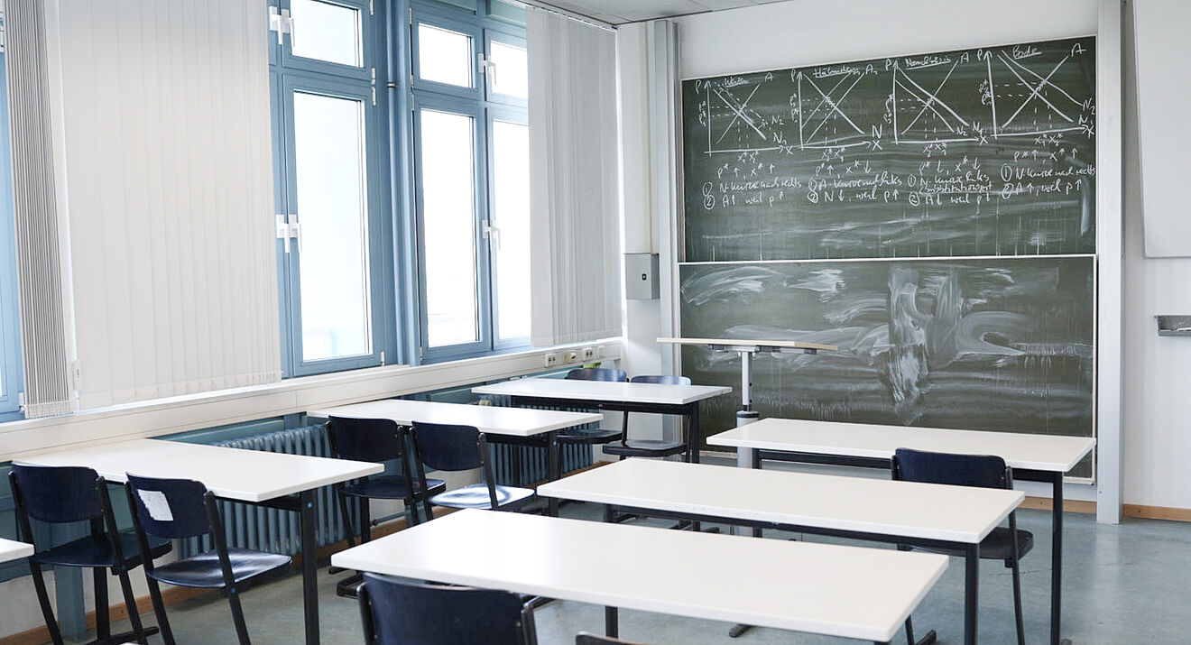 Vorlesungsraum des Studiengangs mit Tafelbild