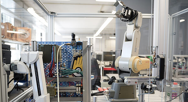 Maschinenbaulabor mit Roboterarm