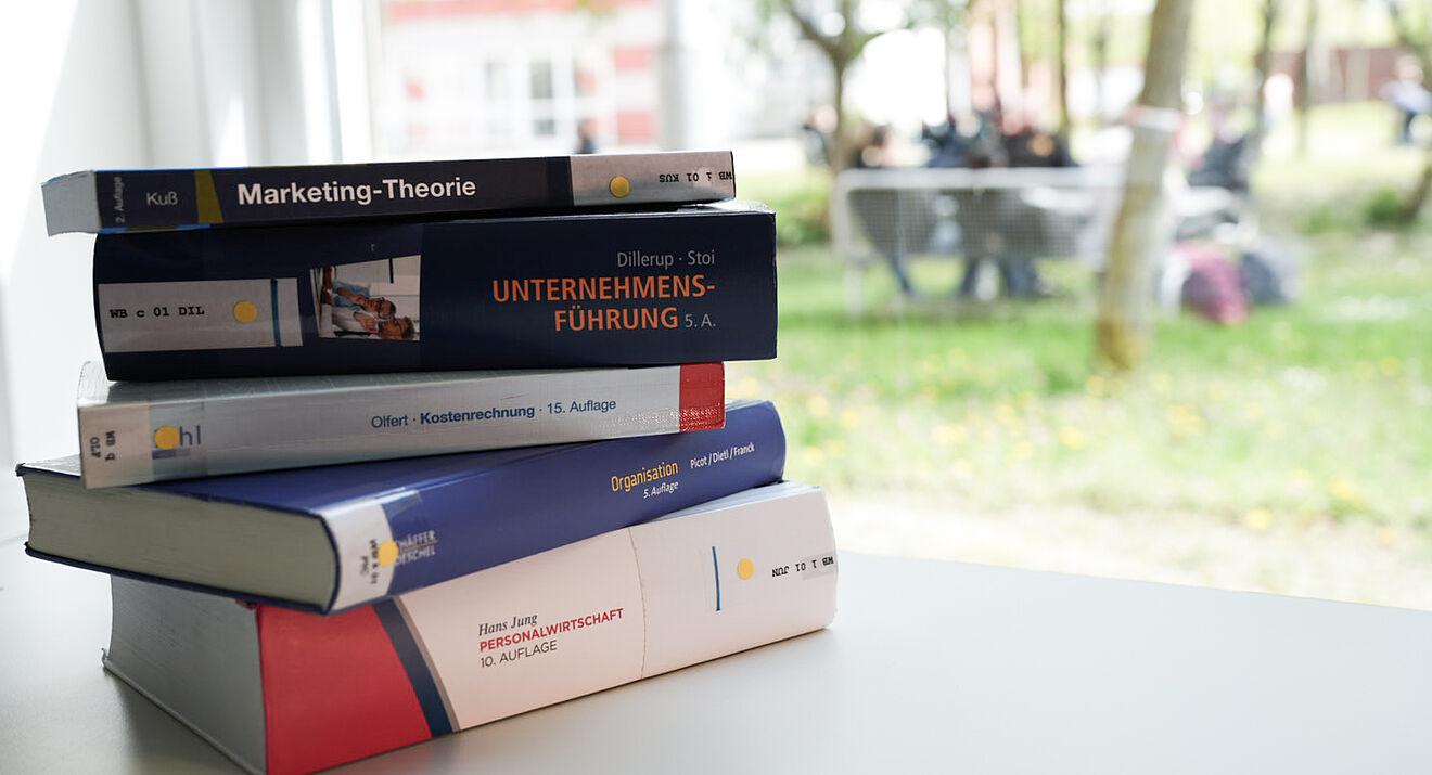 Stapel mit Büchern der BWL