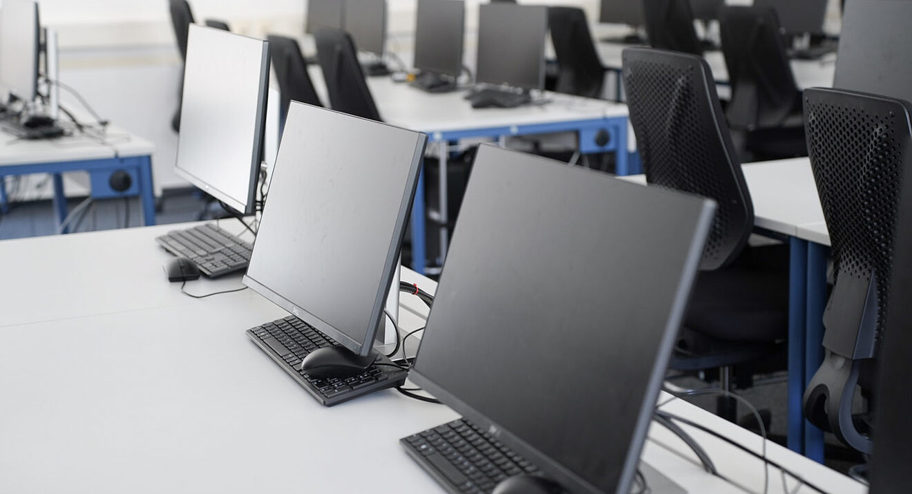 Computerlabor mit mehreren PCs